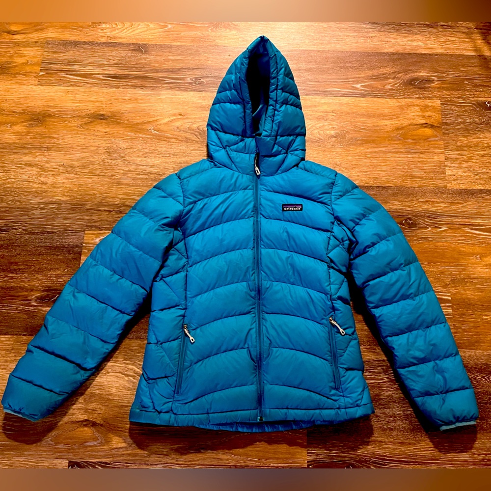 Patagonia down jacket beautiful blue womens medium: flaw